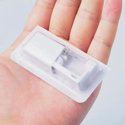 Одноразовый пистолет для прокола ушей. Серьга-гвоздик цвет серебро с белым кристаллом  