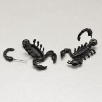 Серьга-кафф Скорпион, черная. EC0236