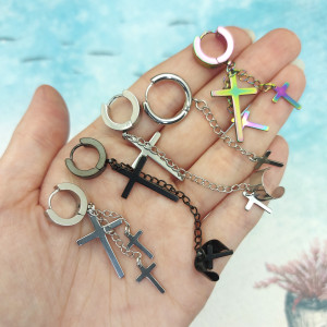 Серьга-кликер с подвесками крестами. Радужное титановое покрытие. SK1089