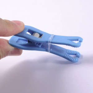 Зажим для пирсинга акриловый голубой. Треугольный открытый. CLMS02